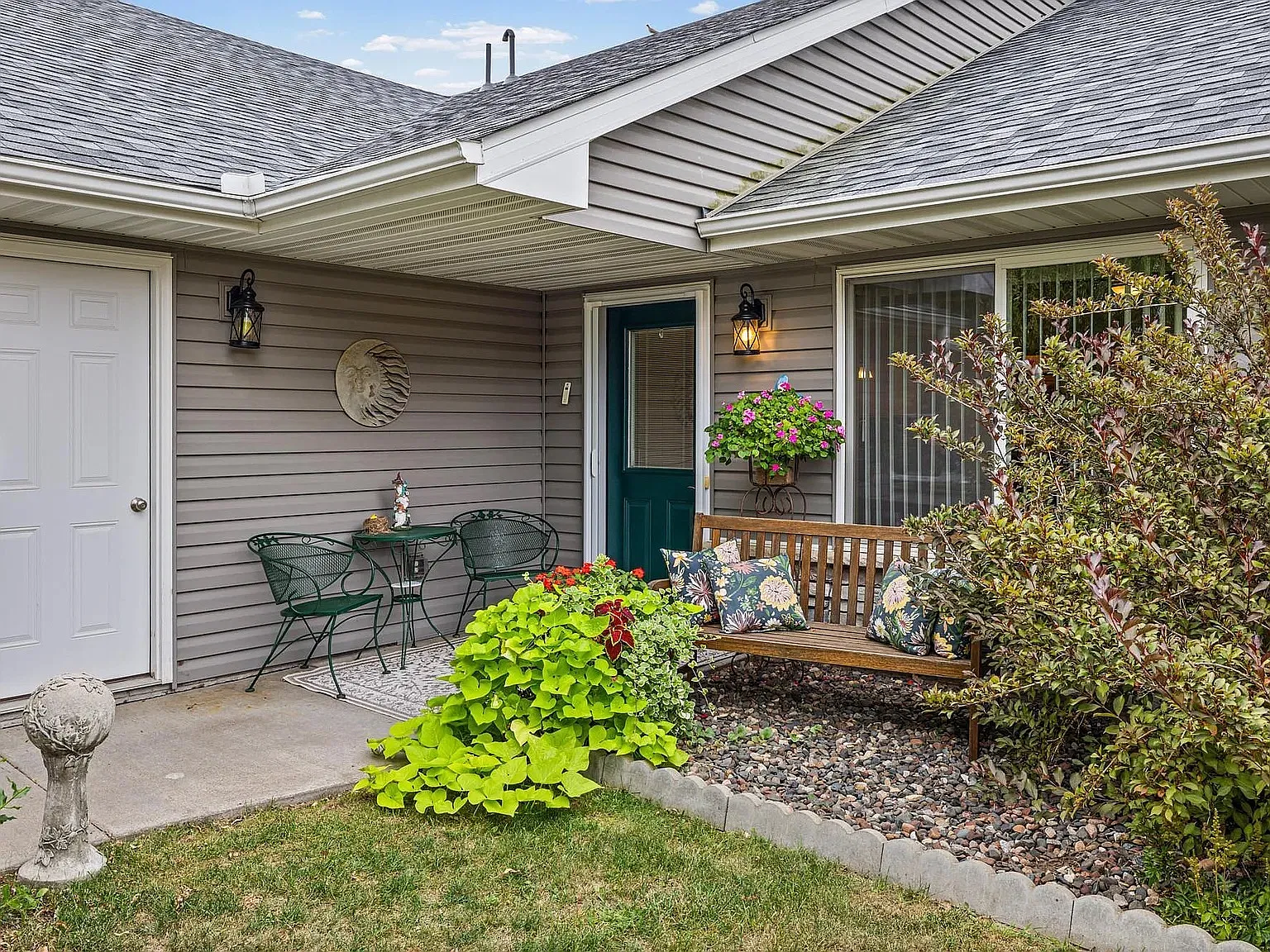 2 bed, 1.5 bath, 1260 sqft, $2,200 — Photo 3