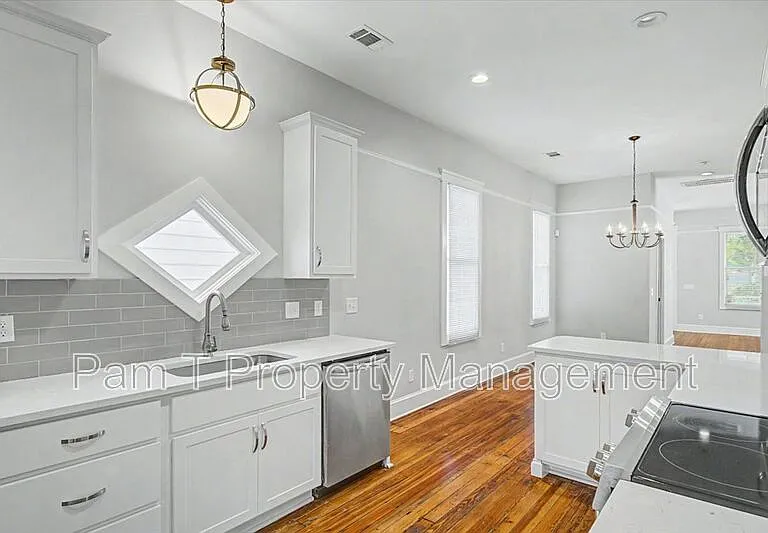 512 E 34th St — Photo 14