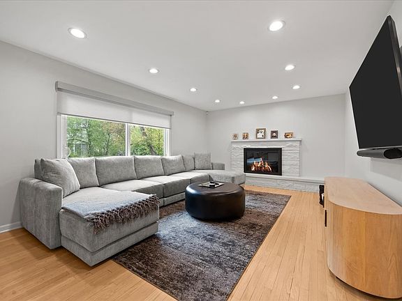 4th image of 1650 Dartmouth Ln