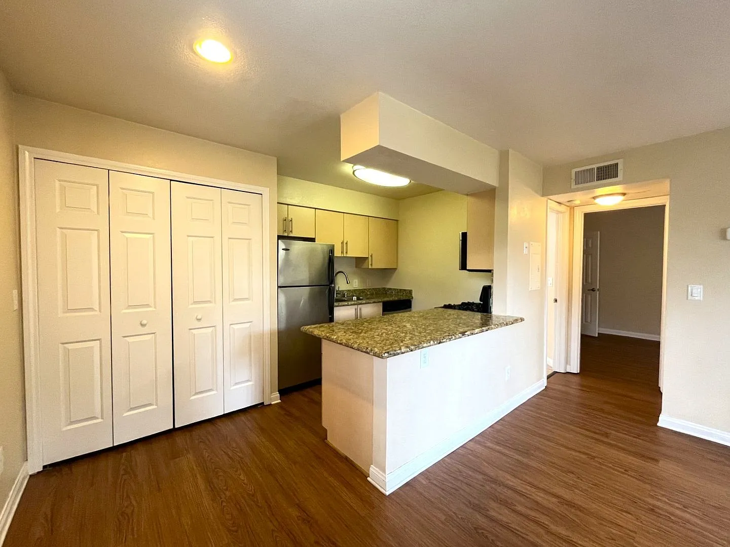 1 bed, 1 bath located in Corona! — Photo 3