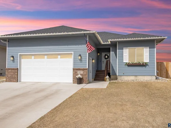 102 Atlantic Cir, Harrisburg, SD 57032