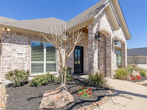 2nd image of 1233 Quarry Oaks Dr