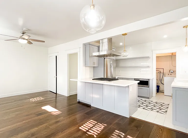 1020 N Kingsley Dr — Photo 2