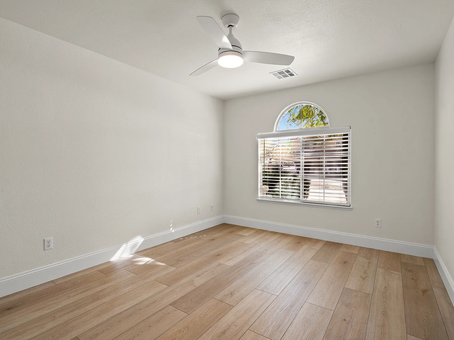 4 bed, 3066 sqft, $5,000 — Photo 3