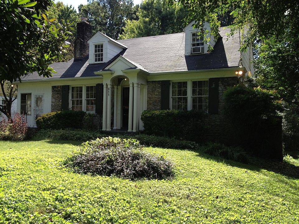 Front Yard - Quiet Street - Walkable