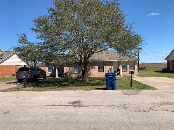 208 Hunters Ln, Eagle Lake, TX 77434