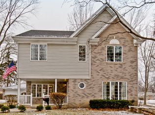 3201 Thrush Ct, Rolling Meadows, IL 60008