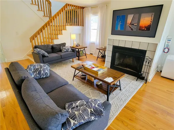 9 1/2 Narragansett Ave APT 3, Newport, RI 02840