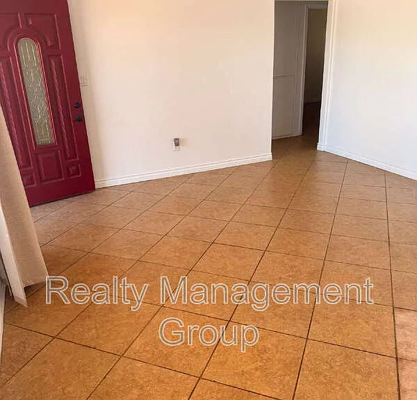 98 E Palomar St — Photo 3