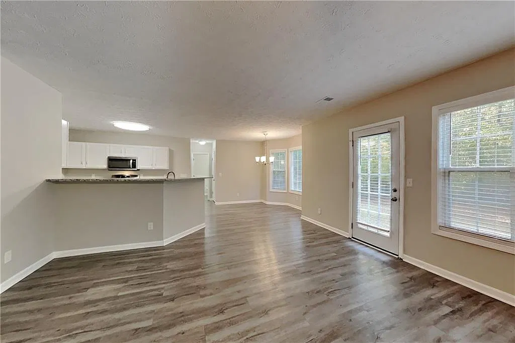 4 bed, 2.5 bath, 2806 sqft, $2,275 — Photo 3