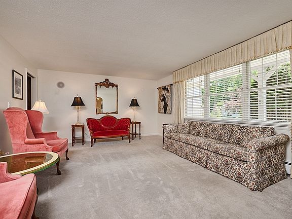 5th image of 65 Blackberry Ln