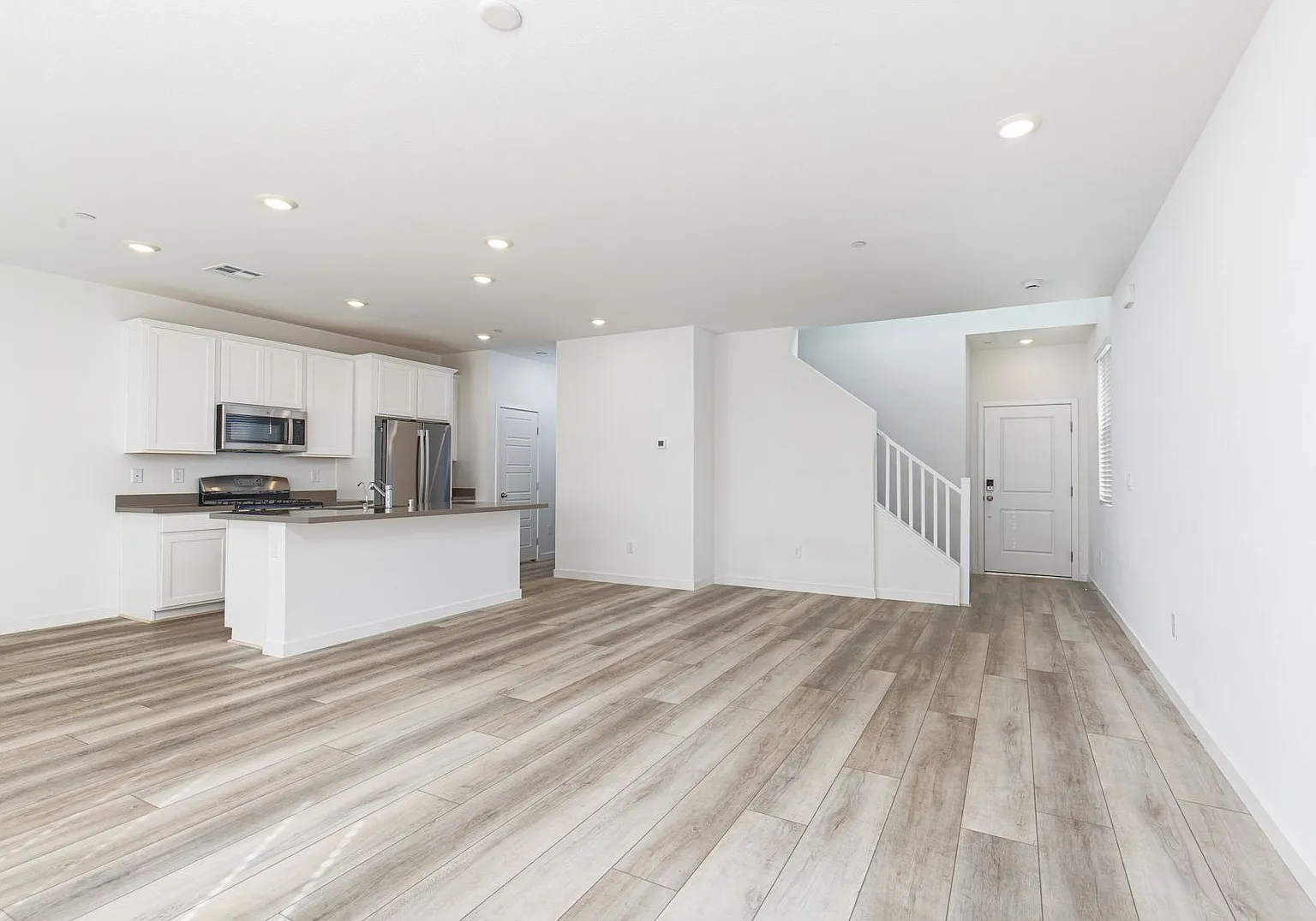 Newer home in gated Sunstone neighborhood with easy freeway access — Photo 4