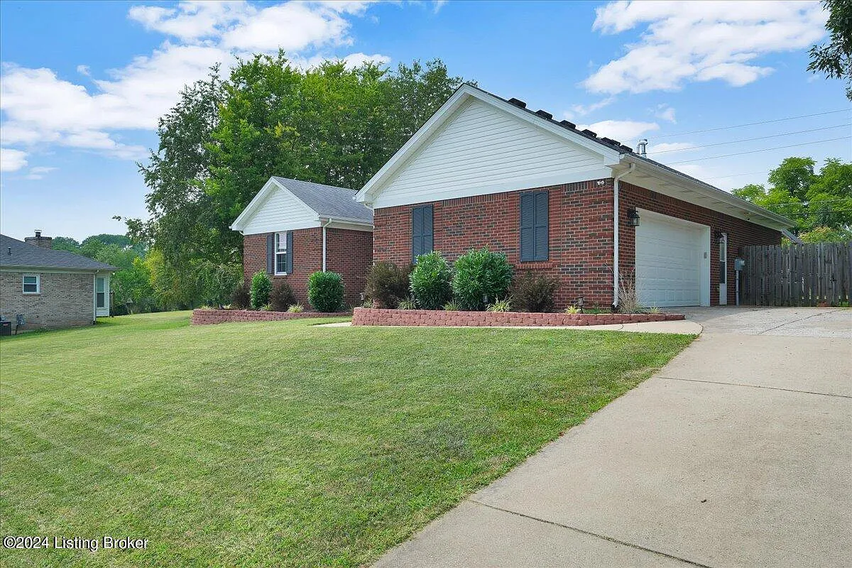 3 bed, 2.0 bath, 1600 sqft, $2,200 — Photo 3