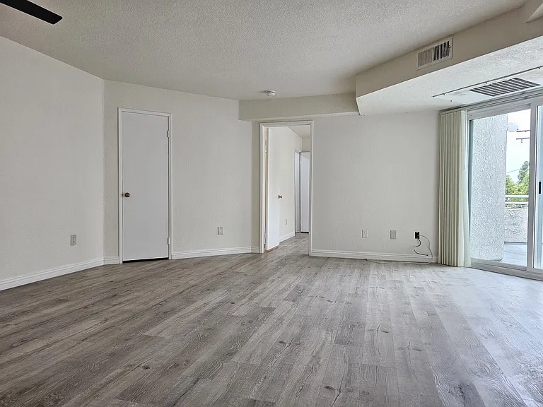 607 W Broadway #205 — Photo 3