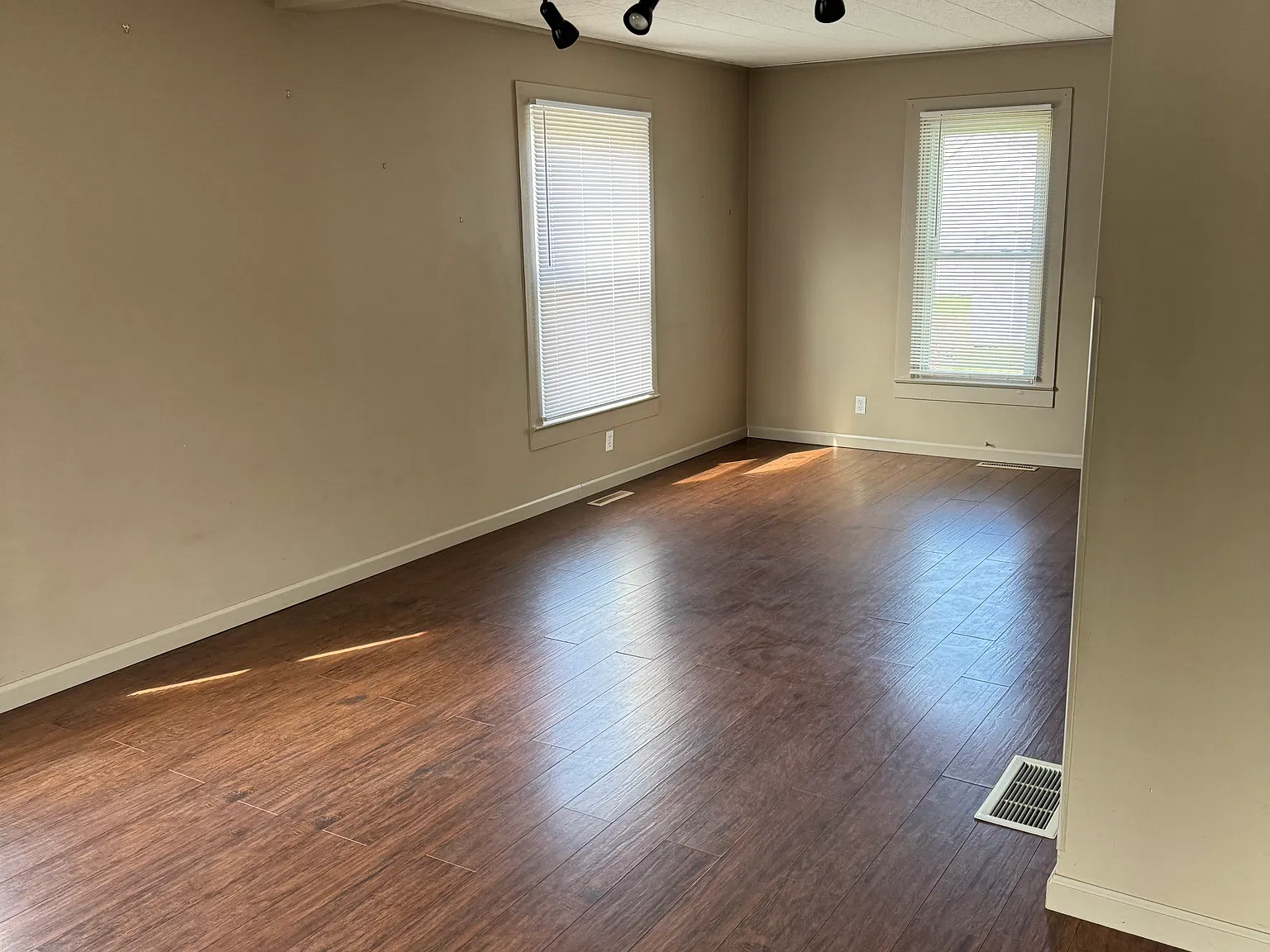 3 bed, $925 — Photo 2