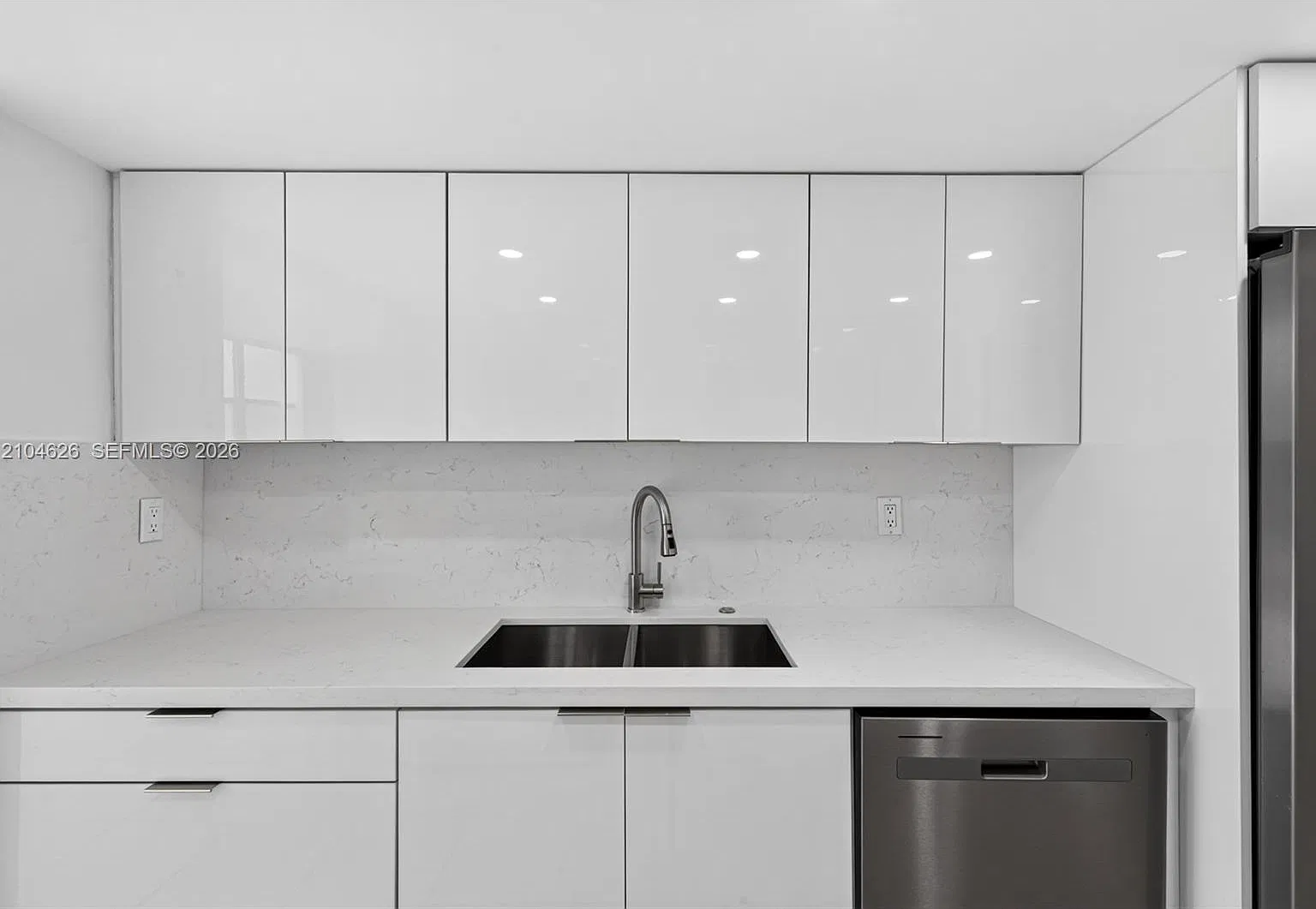 Desoto Park Condo — Photo 4