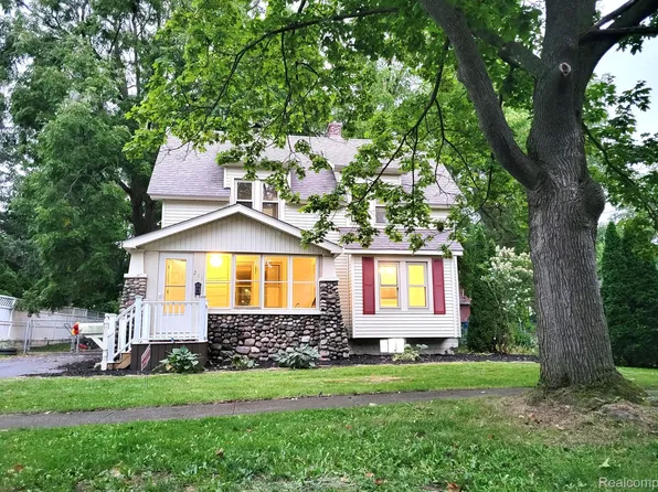 211 Center St, Holly, MI 48442