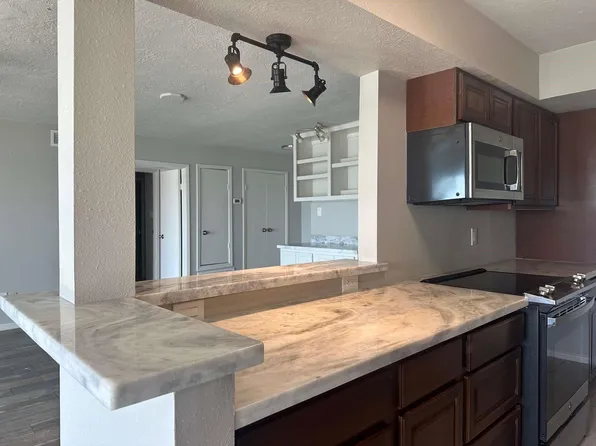 500 Tiki Dr APT 210, Tiki Island, TX 77554