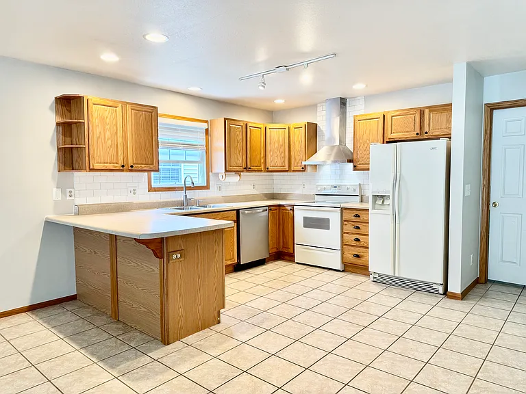 912 Waters Edge Rd — Photo 4