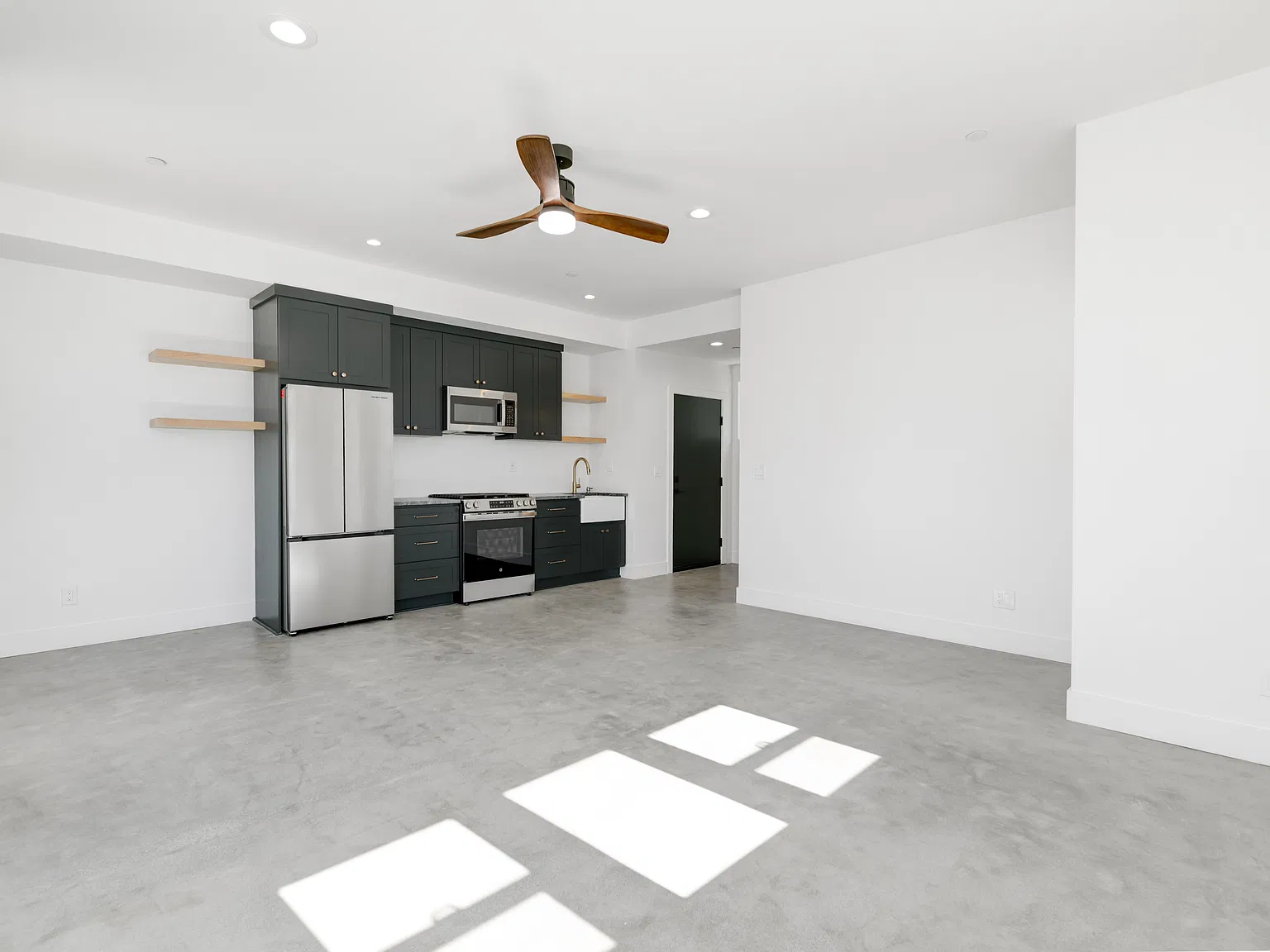 Studio, 412 sqft, $2,650 — Photo 2