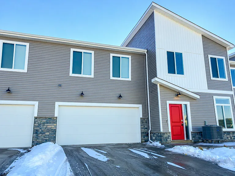 854 NE Phlox Ave — Photo 1