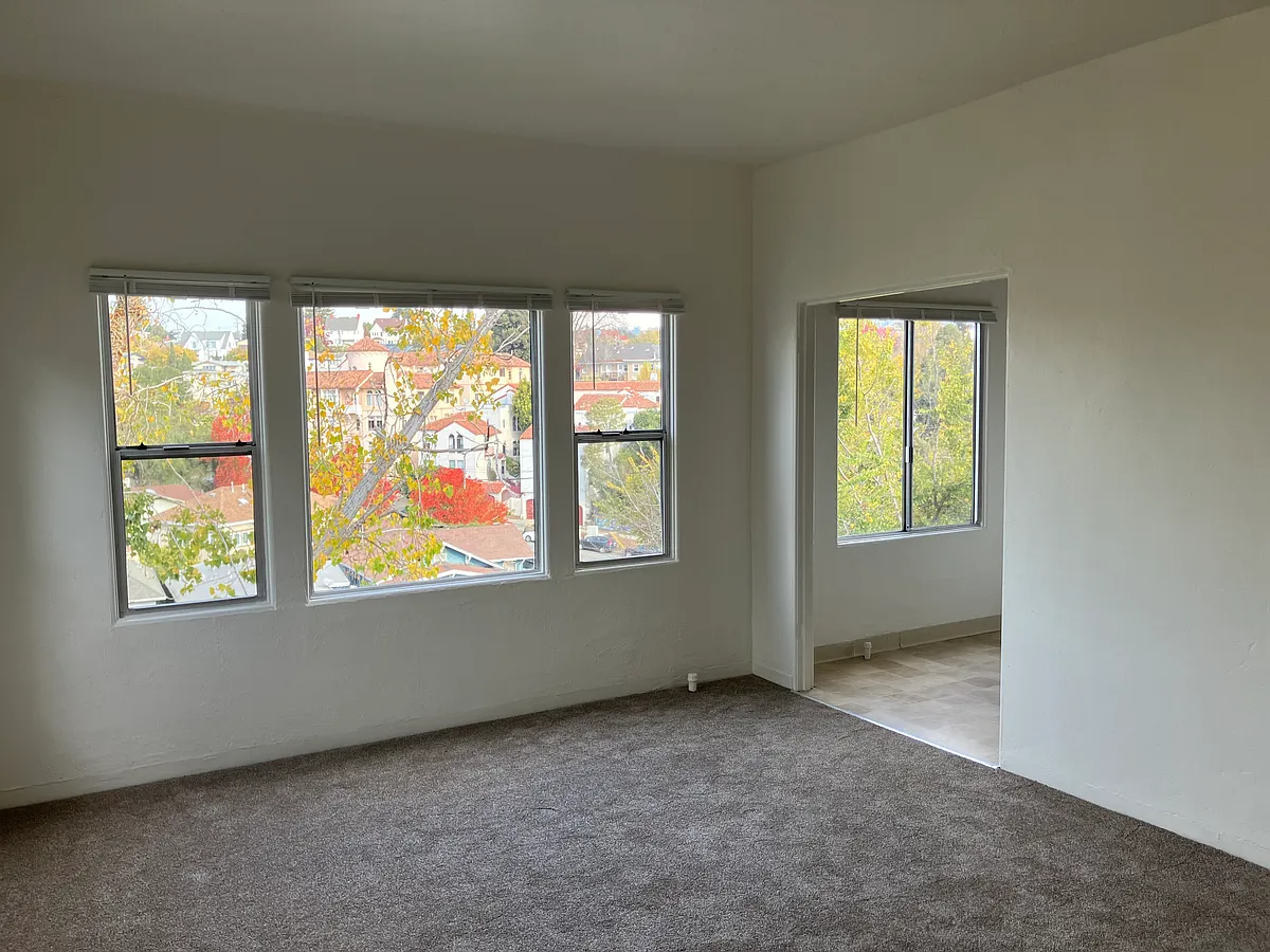 Building Photo - 2625 Ivy Dr #10