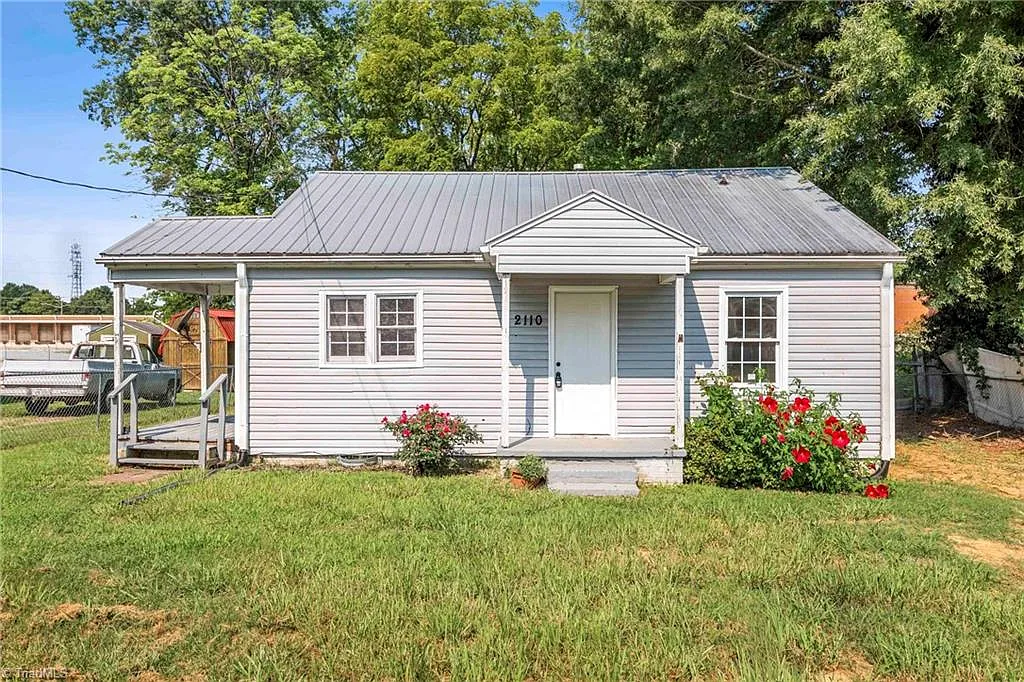 2 bed, 1.0 bath, $1,100 — Photo 1