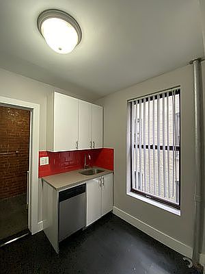 3rd image of 90 Wadsworth Ave APT 2A
