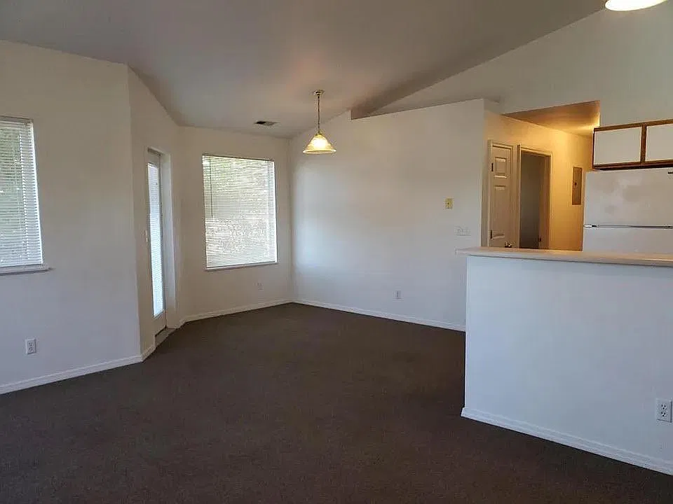 658 Paradise Place — Photo 2