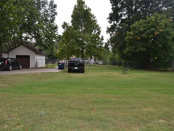 3rd image of 810 W Kentucky Ave