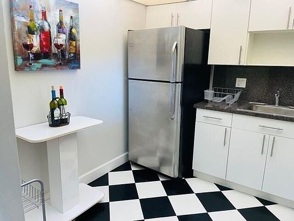 3rd image of 480 Executive Center Dr APT 5C