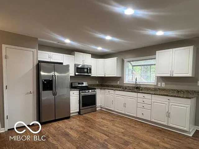 945 Fox Hill Dr — Photo 11