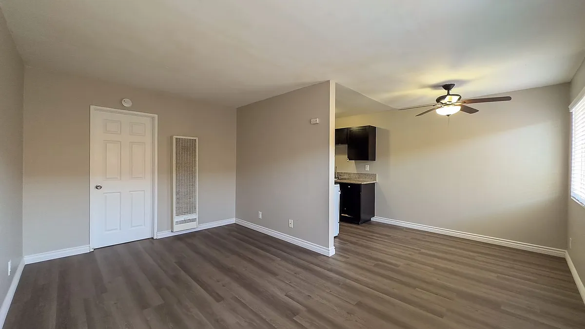 Building Photo - 4062 Euclid Ave #7
