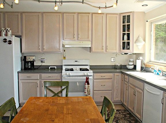 5th image of 1064 E Villa Dr