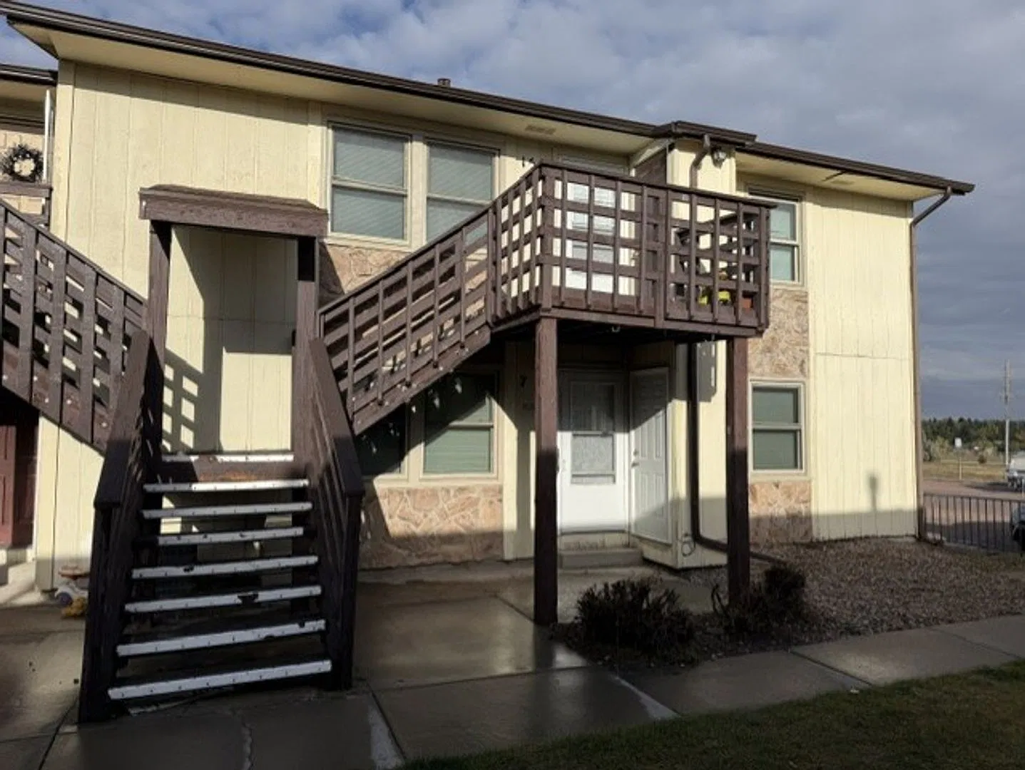 Trent Court 1532 — Photo 1