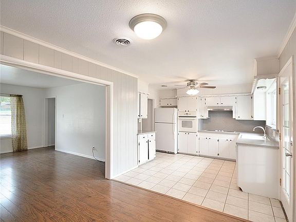 2nd image of 701 Woodcrest Dr