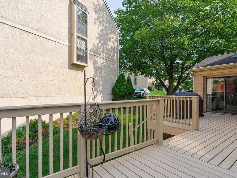 2074 Yorktown S — Photo 18