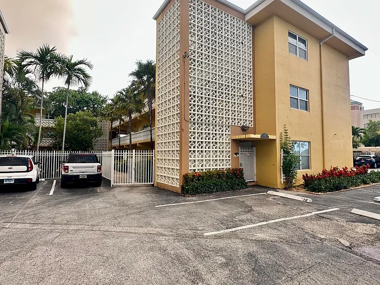 815 Middle River Dr #110 — Photo 4