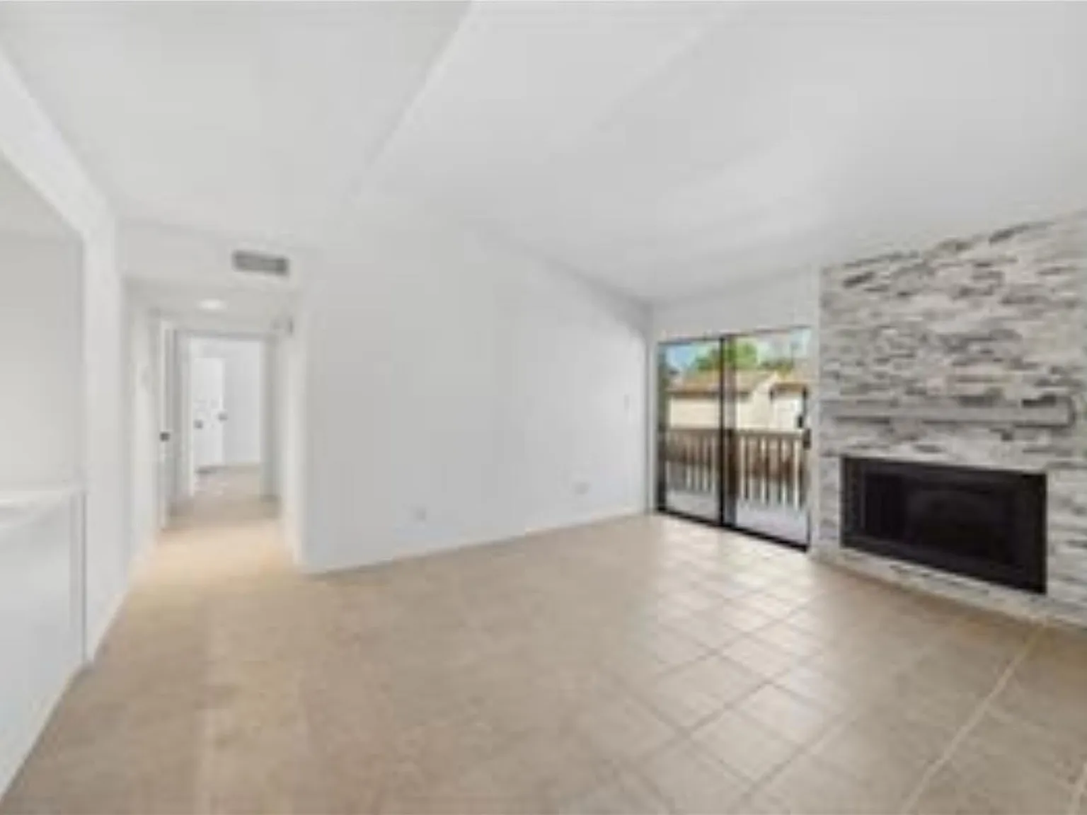 2 bed, 1.0 bath, 909 sqft, $1,350 — Photo 3