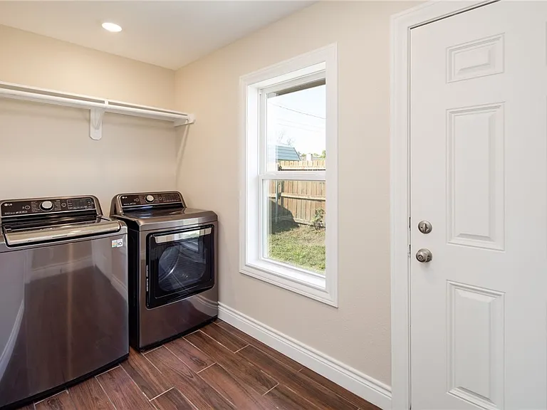 1302 Hackberry St — Photo 17