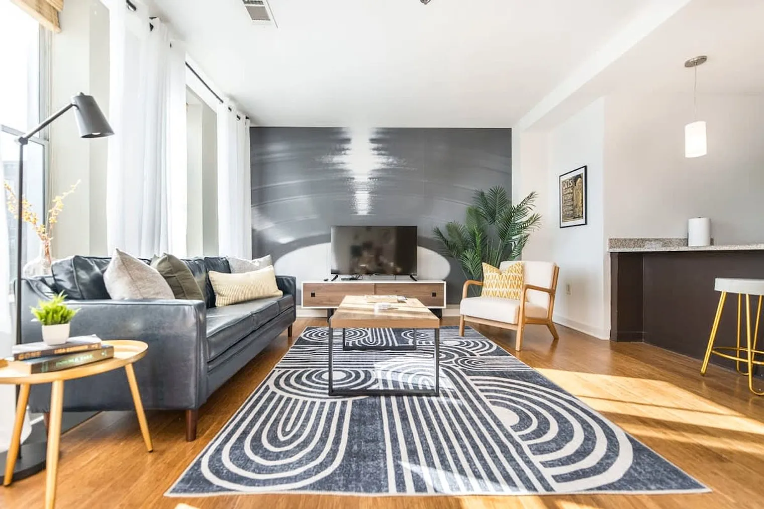 1 bed, 1.0 bath, 775 sqft, $2,028 — Photo 2