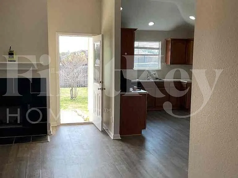 8422 Cherisse Dr — Photo 4