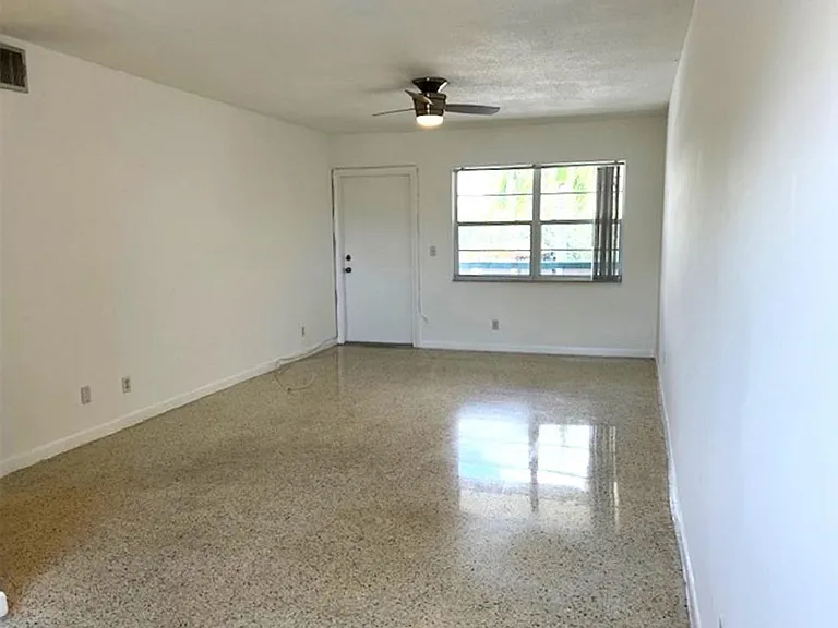 270 NE 40th St #26 — Photo 3