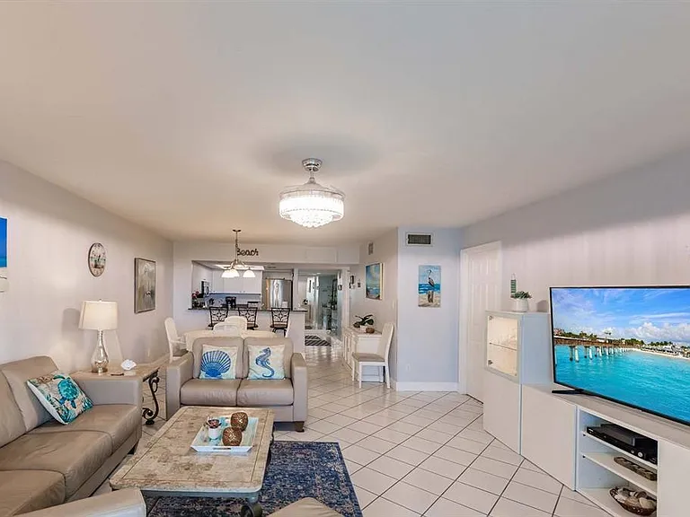 1125 W Peppertree Dr #501 — Photo 3