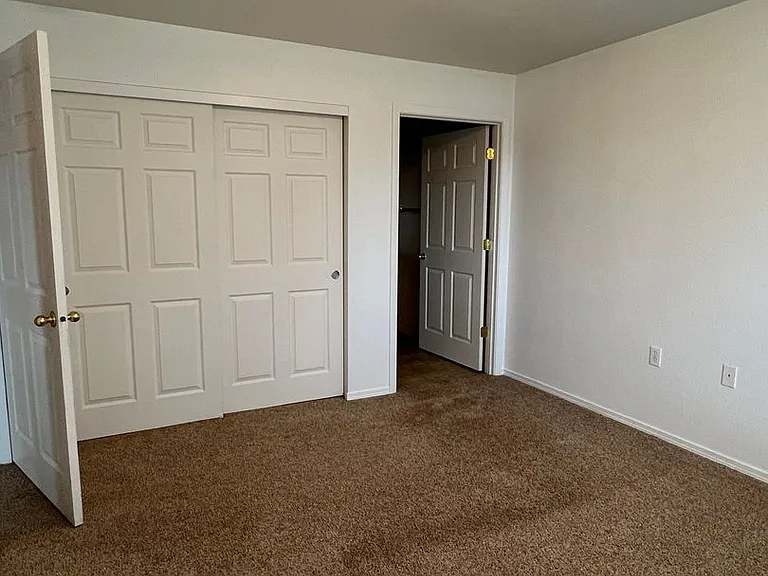 Ellendale Manor Apartments — Photo 8