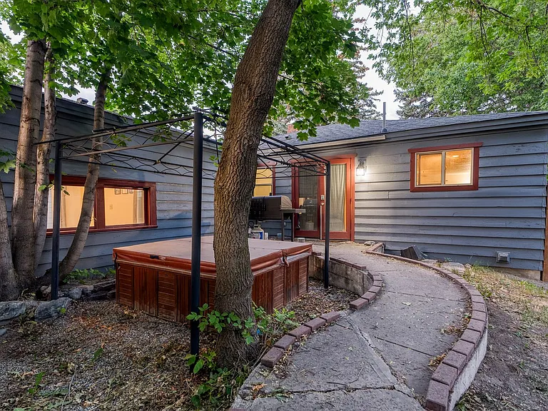 430 S Meridian Rd — Photo 2