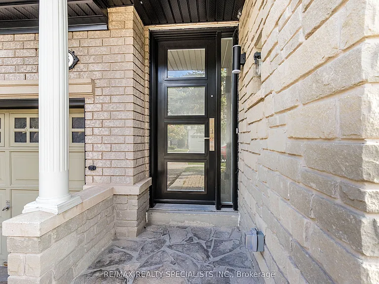 2115 Pinevalley Cres — Photo 4