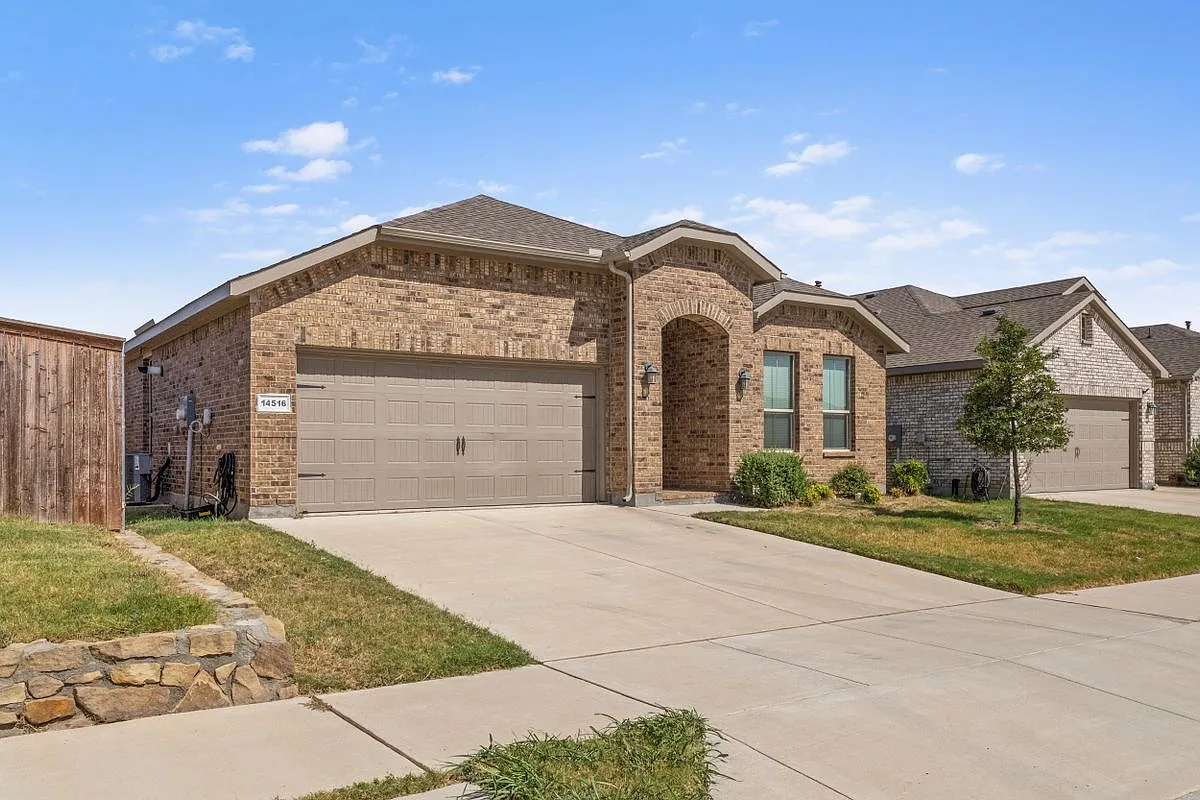 4 bed, 2.0 bath, 2014 sqft, $2,800 — Photo 2