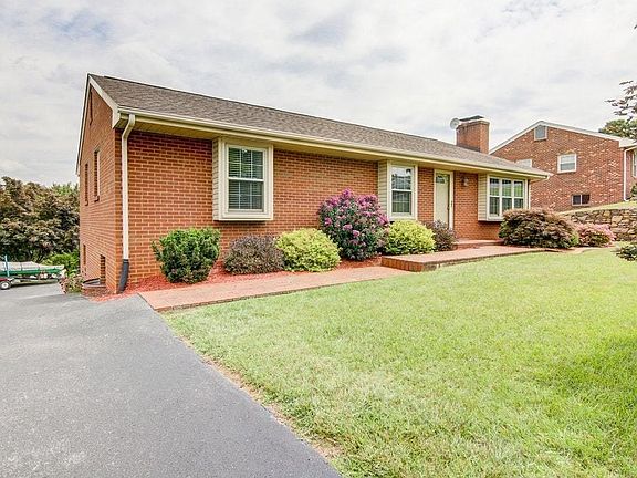3rd image of 425 Rebecca Ln