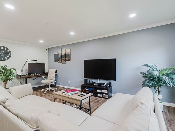 4th image of 20120 Runnymede St Unit 15